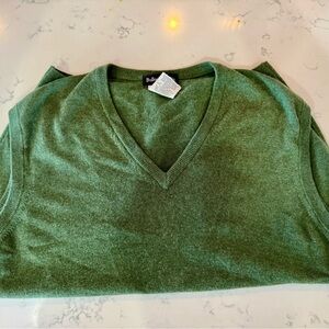 Bullock & Jones cashmere Green V-Neck sleeveless Sweater
